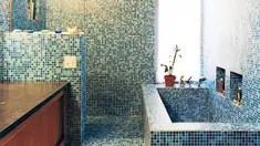 Laburi dinding kamar mandi dengan keramik mosaik berwarna cerah. Finishing glossy dari keramik mosaik membuat kamar mandi terlihat elegan. Foto: Dwell
