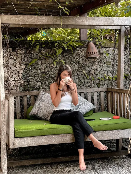 Akhirnya, setelah beberapa minggu sekolah di India Lunapun berpura-pura sakit dan selalu menunjukan kondisinya yang parah. Tujuannya agar ia bisa pulang ke Indonesia. (Instagram/lunamaya)