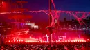 Sejumlah masyarakat prancis menikmati pertunjukan musik saat upacara penyambutan kedatangan api Olimpiade dan Paralimpiade Paris 2024 di Vieux-Port (Pelabuhan Tua) Marseille, Pranci, Rabu (08/05/2024) waktu setempat. (AFP/Pool/Ludovic Marin)