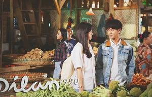 Tak hanya dialog yang romantis antara Dilan dan Milea yang sanggup membuat penonton senyum-senyum sendiri. Film ini juga bertaburan bintang-bintang muda, salah satu contohnya adalah Iqbaal Ramadhan. (Foto: instagram.com/dilanku)