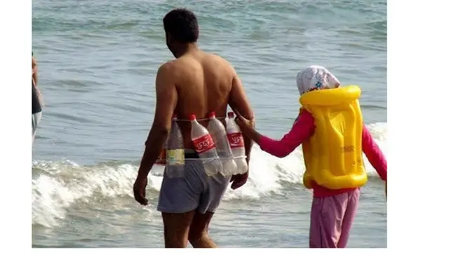 Kelakuan di pantai (Sumber: Boredpanda)