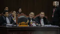 Ketua Tim Pengacara Paslon Prabowo Subianto-Sandiaga Uno, Bambang Widjojanto saat berdebat sengit dengan Anggota tim hukum Tim Kampanye Nasional (TKN) Luhut Pangaribuan saat sidang lanjutan PHPU untuk Pemilihan Presiden 2019 di Gedung MK, Jakarta, Selasa (18/6/2019). (Liputan6.com/Faizal Fanani)