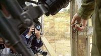 Prajurit terakhir Israel menyeberangi perbatasan Lebanon pada 24 Mei 2000 sekitar pukul 03.45 GMT, menutup gerbang di belakangnya. (AP/Eyal Warsavsky)