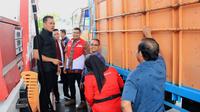 Personel Direktorat Reserse Kriminal Khusus Polda Riau mengecek SPBU yang terjadi kelangkaan solar. (Liputan6.com/M Syukur)