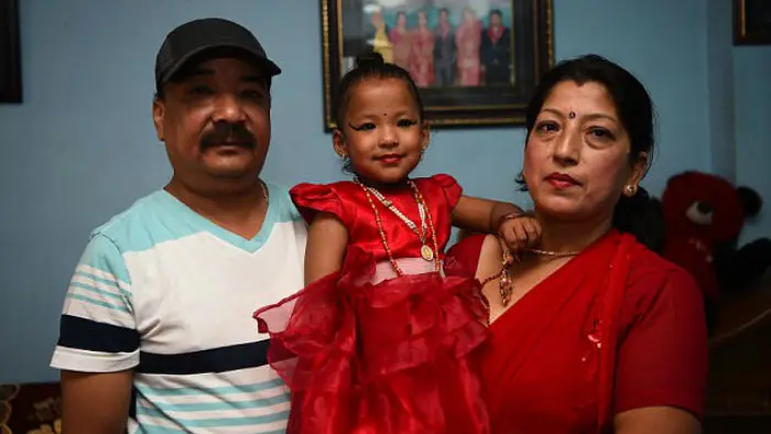 Trishna Shakya bersama dengan nenek dan kakeknya saat bersiap-siap menjadi Kumari baru. (AFP)