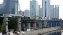 Para pekerja sedang menyelesaikan bentangan beton panjang light rail transit (LRT) di tikungan Jembatan 66 Kuningan-Dukuh Atas, Jakarta, Senin (6/7/2020). (merdeka.com/Dwi Narwoko)