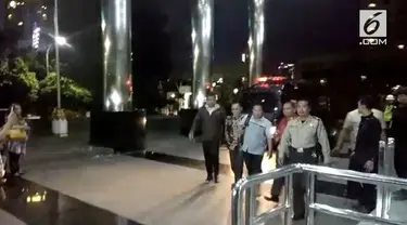 Tersangka OTT KPK, Bupati Hulu Sungai Tengah datang bersama dua tersangka lainnya di gedung KPK semalam.