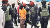 Tim Densus 88 Antiteror Polri memindahkan 23 terduga teroris jaringan Jamaah Islamiyah (JI) Lampung ke Jakarta. Mereka tiba di Bandara Soekarno Hatta dengan pengawalan ketat. (Liputan6.com/Pramita Tristiawati)