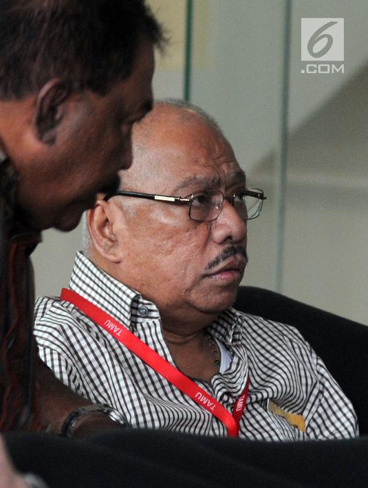 Politikus Partai Golkar, Melchias Markus Mekeng berada di ruang tunggu sebelum pemeriksaan di Gedung KPK, Jakarta, Rabu (19/9). Melchias dimintai keterangan untuk melengkapi berkas penyidikan mantan Sekjen Golkar, Idrus Marham. (Merdeka.com/Dwi Narwoko)