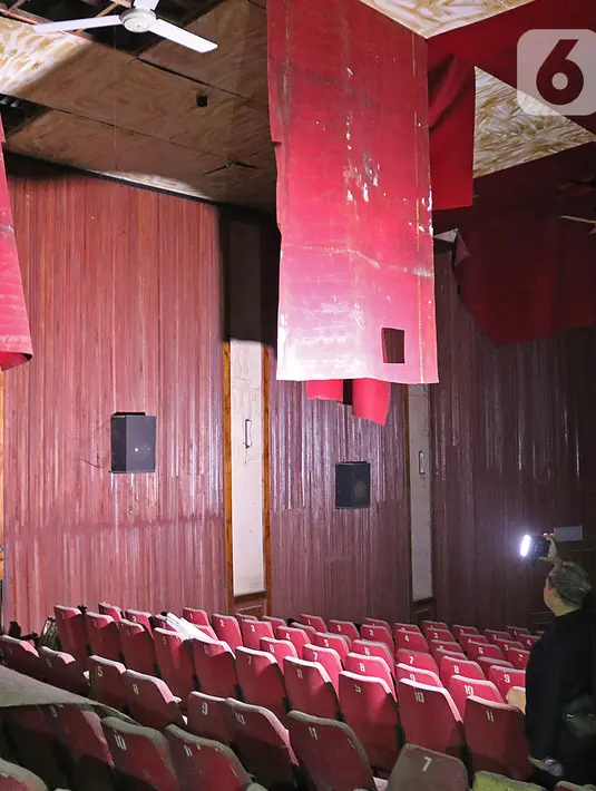 Kondisi Atoom Theatre di kawasan Citeureup Kabupaten Bogor, Jawa Barat, Rabu (30/10/2019). Bioskop yang terbengkalai dari 1998 rencananya akan dijadikan pemutaran film karya sineas muda Joko Anwar dengan judul Perempuan Tanah Jahanam. (Liputan6.com/Herman Zakharia)