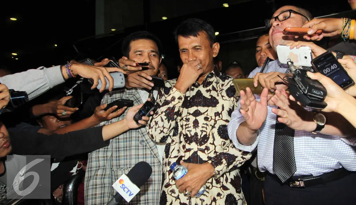 Gatot Pujo Nugroho didampingi pengacaranya, Razman Arief Nasution menjawab pertanyaan wartawan usai diperiksa KPK selama 11 jam, Jakarta, Rabu (22/7/2015). Gatot diperiksa sebagai saksi kasus dugaan suap hakim PTUN Medan. (Liputan6.com/Helmi Afandi)