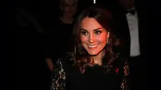 Duchess of Cambridge, Kate Middleton menghadiri acara makan malam dalam sebuah amal yang dihelat organisasi Anna Freud National Centre for Children and Families (AFNCCF) di Kensington Palace, London, Selasa (7/11). (AP/Frank Augstein, pool)