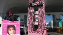 Aktivis membawa foto Jocelyn Calderon Reyes yang hilang pada 30 Desember 2013 di Jembatan Internasional Paso del Norte, Ciudad Juarez, Chihuahua, Meksiko, Rabu (7/3). Aksi ini menghormati Hari Wanita Internasional atau Women's Day. (HERIKA MARTINEZ/AFP)
