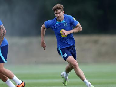 Timnas Inggris langsung menggeber latihan usai kemenangan 4-0 atas Malta pada laga Grup C Kualifikasi Euro 2024,  16 Juni 2023 lalu. Pasukan Gareth Southgate bersiap menghadapi laga berikutnya menghadapi Makedonia Utara yang dijadwalkan berlangsung pada 20 Juni 2023 mendatang. Beberapa pemain asal Manchester City yang tergabung dalam skuad Three Lions tampak berlatih di Carrington Training Ground, markas latihan milik sang rival, Manchester United, Sabtu (17/6/2023) waktu setempat. (FB/England Football Team)