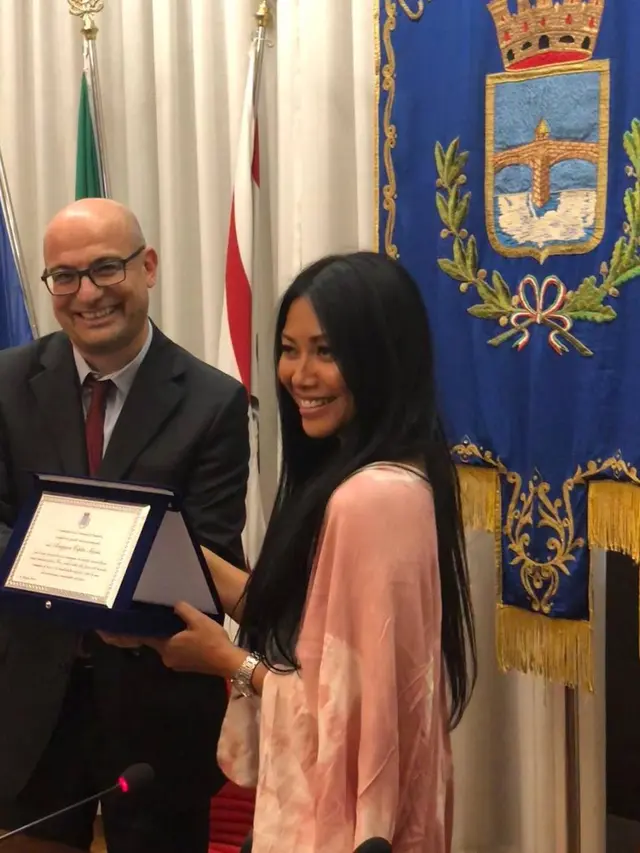 Anggun menerima plakat dari Wali Kota Pontedera, Italia