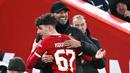 Pemain Liverpool, Lewis Koumas (kiri) berpelukan dengan pelatih Jurgen Klopp saat digantikan oleh Jayden Danns pada laga putaran kelima Piala FA 2023/2024 melawan Southampton di Anfield, Liverpool, Inggris, Kamis (29/02/2024) WIB. (AFP/Paul Ellis)