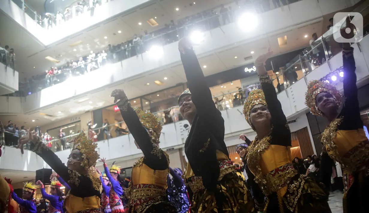 Penari berkostum tradisional menari dalam perhelatan Indonesia Menari 2019 di Grand Indonesia, Jakarta, Minggu (17/11/2019). Peserta terdiri dari perorangan, komunitas generasi milenial, pecinta tari, sanggar tari, sekolah, dan universitas di Indonesia. (Liputan6.com/Faizal Fanani)