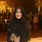 Umi Pipik tampil cantik mengenakan busana muslim hitam, pendakwah asal Semarang ini pun tak pelit memberikan senyum manisnya. (Fathan Rangkuti/Bintang.com)