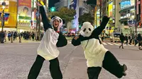Luna Maya berkostum panda di Shibuya Crossing, Tokyo, Jepang. (dok. Instagram @lunamaya/https://www.instagram.com/p/B4U5d19nblg/Putu Elmira)