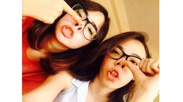 Potret Valerie dan Pamela Bowie, keduanya kompak berpose dengan wajah kocak.