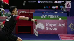 Pebulu tangkis tunggal putra Indonesia Jonatan Christie memukul kok ke arah tunggal putra Thailand Kantaphon Wangcharoen dalam babak 32 besar Indonesia Open 2022 di Istora Senayan, Jakarta, Rabu (15/6/2022). Dengan kemenangan ini, Jonatan Christie melangkah ke babak 16 besar. (Liputan6.com/Faizal Fanani)