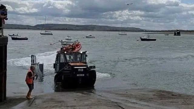 [Bintang] Cerita Sedih di Balik Foto Seorang Gadis yang Memeluk Pacar untuk Terakhir Kali