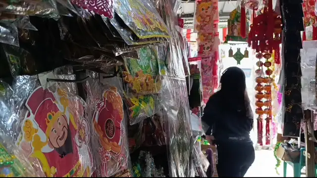 Sejumlah aksesoris imlek yang dijual pedagang di Jalan Raya Margonda, Depok.
