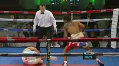 Aksi konyol Marcos Gabriel Martinez yang pura pura terjatuh saat melawan Braulioi Rodriguez pada laga perebutan gelar WBC kelas bulu super di Montevideo, Uruguay, Selasa (11/8/2015).