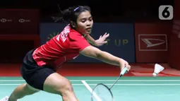 Pebulutangkis tunggal putri Indonesia, Gregoria Mariska Tunjung mengembalikan kok ke arah Han Yue (China) di babak Perempat Final Indonesia Masters 2023 di Istora Senayan, Jakarta, Jumat (27/1/2023). Gregoria menyerah dalam pertarungan panjang 1 jam 4 menit di Istora Senayan. (Liputan6.com/Helmi Fithriansyah)