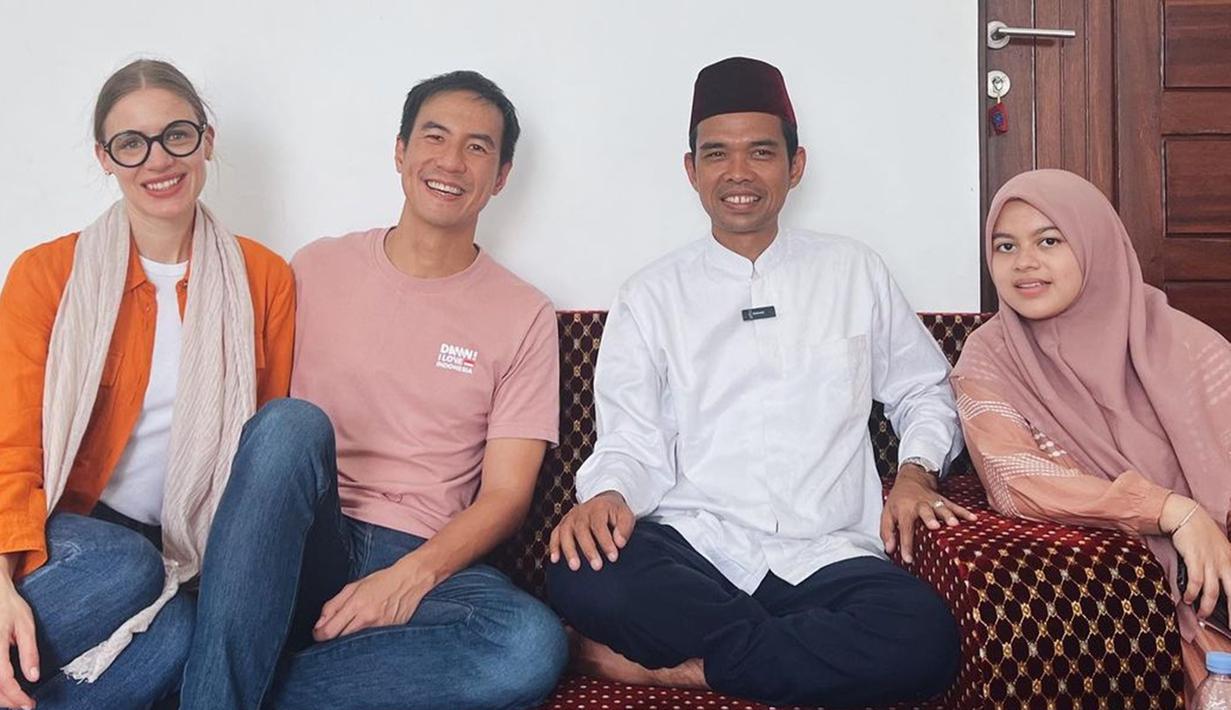 Melalui akun Instagram pribadinya, Daniel Mananta bersama sang istri terlihat berkunjung ke kediaman Ustaz Abdul Somad. Kebersamaan kedua pasang selebriti ini pun langsung mencuri perhatian banyak netizen. (Liputan6.com/IG/@vjdaniel)