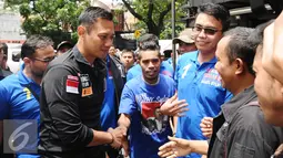 Cagub DKI Jakarta, Agus Harimurti Yudhoyono (kiri) disambut anggota Jaringan Nusantara jelang menerima simbol siaga di Jakarta, Rabu (18/1). Bersama Jaringan Nusantara, AHY melakukan siaga pemilu bersih anti kecurangan. (Liputan6.com/Helmi Fithriansyah)