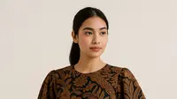 8 Inspirasi Tunik Batik Katun Belah Samping Lengan Puff untuk Tampilan Modern