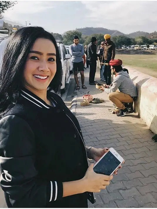 "idung kembang kempis ketemu uler cobra," tulis cita_citata dalam foto berdiri yang hanya beberapa meter dari ular kobra berada. (Instagram/cita_citata)