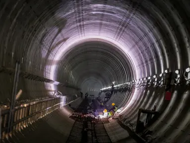 Pekerja menyelesaikan proyek pembangunan mass rapid transit (MRT) di Bundaran HI, Jakarta, Senin (20/3). MRT fase 2 direncanakan melayani rute Bundaran HI-Kampung Bandan, namun diubah menjadi Bundaran HI-Ancol Timur. (Liputan6.com/Faizal Fanani)