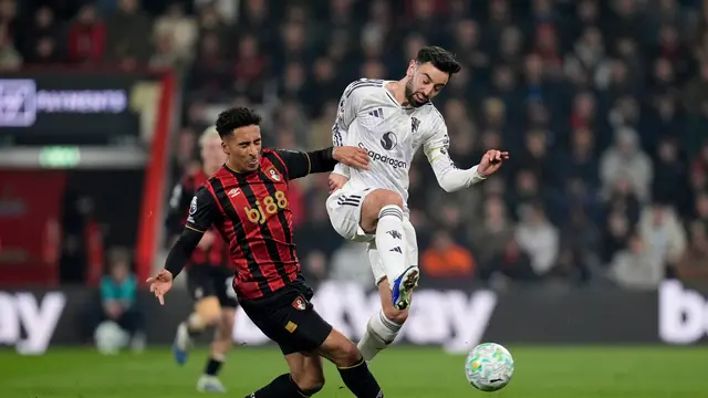 Duel James Hill dengan Bruno Fernandes di laga Bournemouth vs Manchester United di pekan ke-31 Liga Inggris 2025/2026 di Vitality Stadium, Sabtu (21/03/2026) dini hari WIB.