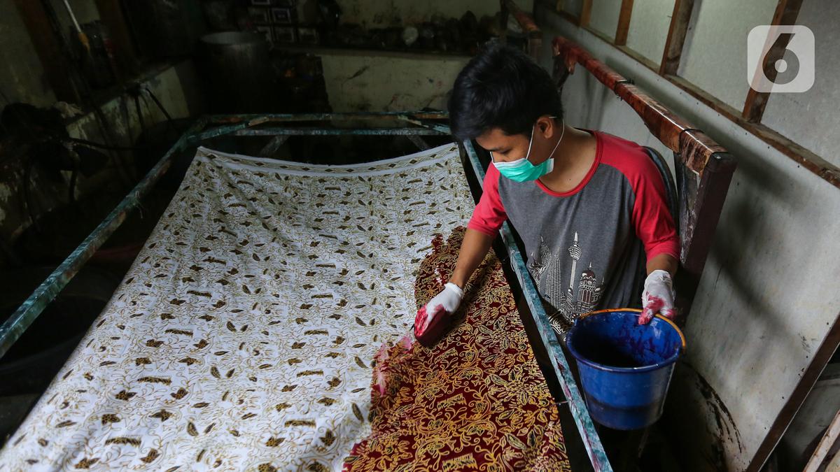 Inspirasi 7 Outfit Cardigan Batik Wanita, Sentuhan Tradisi dengan Gaya Modern
