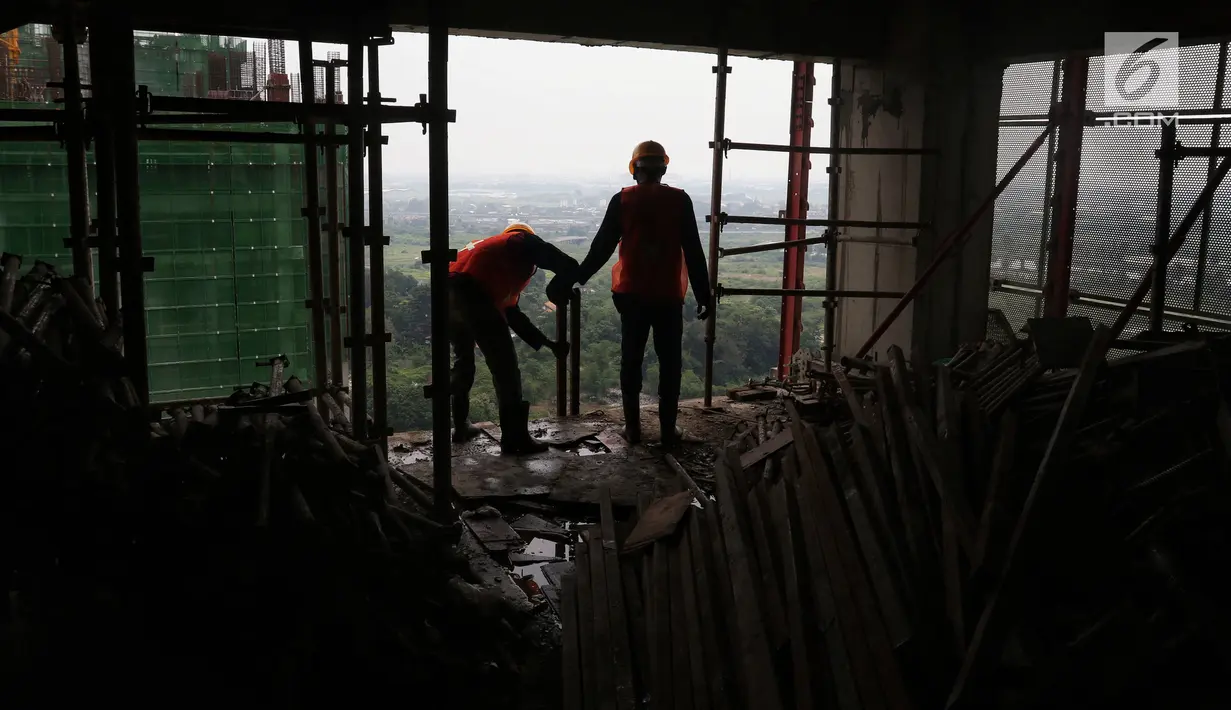 Aktivitas pekerja di kawasan proyek pembangunan Apartemen Meikarta di Cikarang, Kabupaten Bekasi, Jawa Barat, Jumat (12/4). Sejak diluncurkan 17 Agustus 2017 lalu, Meikarta secara cepat melakukan pembangunan  yang saat ini sudah sampai lantai 20 dari total 30 lantai. (Liputan6.com/Johan Tallo)