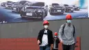 Para pekerja bersiap untuk pameran Auto China 2020 yang akan digelar di Beijing, Kamis (24/9/2020). Menandai bangkitnya kembali industri otomotif negara dengan penduduk terbanyak di dunia ini, China mengumumkan siap menggelar Auto China 2020. (AP Photo/Ng Han Guan)