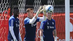 Eks kiper Ajax Amsterdam tersebut meneken kontrak lima tahun bersama MU. Raksasa Inggris tersebut juga punya opsi untuk memperpanjang kontraknya selama satu tahun. (FOTO: twitter.com/ManUtd)