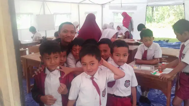 Anak-anak korban bencana gempa pun tetap semangat belajar, meski di ruang kelas darurat beratapkan tenda. (Foto: Liputan6.com/BPBD BNA/Muhamad Ridlo)