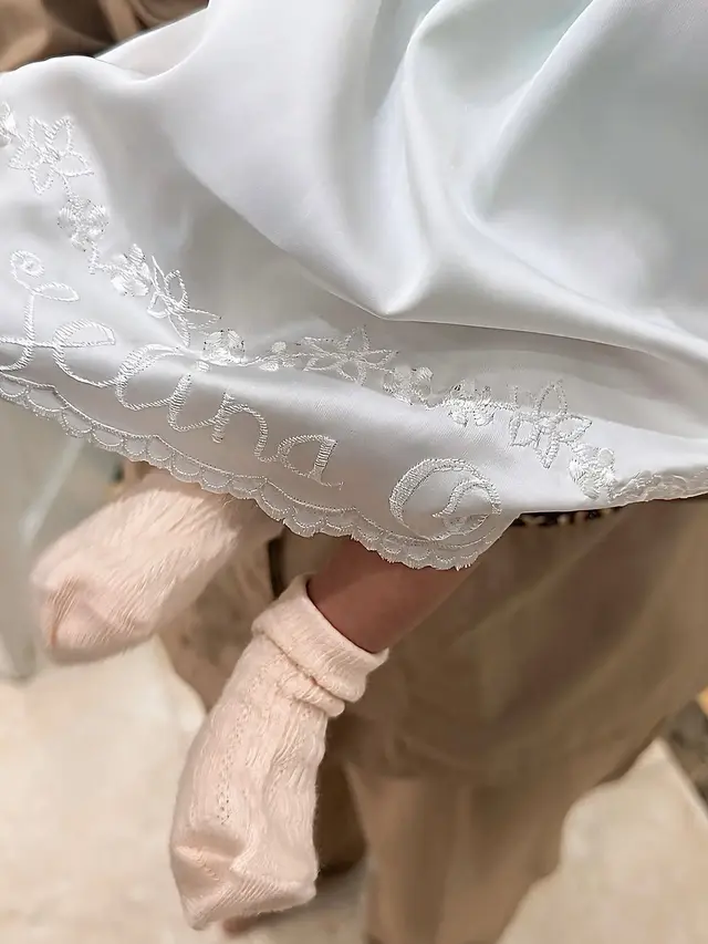 6 Potret Detail Baju Akikah Baby Selina Rancangan Asky Febrianti, Ada Sulaman Namanya