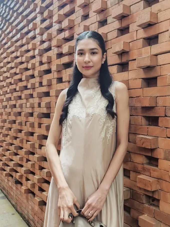 Mikha Tambayong saat Hadir Lamaran Syifa Hadju dan El Rumi. [@miktambayong]