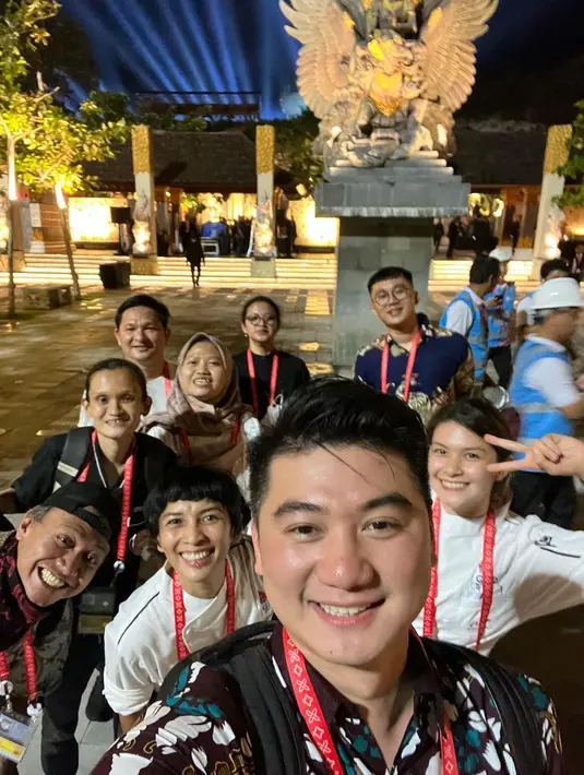 Chef Arnold berusaha keras untuk menyajikan makanan yang enak dan pastinya mampu membuat Indonesia bangga. Pria 34 tahun itu mengaku mendapat pengalaman langka dari keikutsertaanya dalam event akbar tersebut. (Liputan6.com/IG/@arnoldpo)
