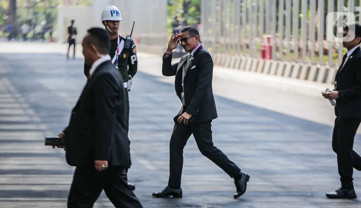 Menteri Pariwisata dan Ekonomi Kreatif (Menparekraf) Sandiaga Salahuddin Uno tiba untuk menghadiri pembukaan KTT ASEAN ke-43 di Jakarta Convention Center (JCC), Senayan, Selasa (5/9/2023). (Liputan6.com/Faizal Fanani)