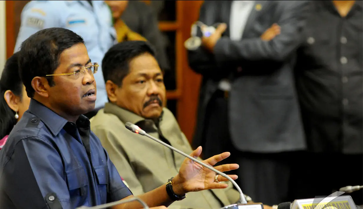 Idrus Marham (kiri) saat memberikan keterangan pers  terkait hasil Munas Fraksi Golkar, Jakarta, Jumat (5/12/2014). (Liputan6.com/Andrian M Tunay)