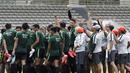 Para pemain Timnas Indonesia U-22, berkumpul usai latihan di Stadion Madya Senayan, Jakarta, Selasa (29/1). Latihan ini merupakan persiapan jelang Piala AFF U-22. (Bola.com/Yoppy Renato)