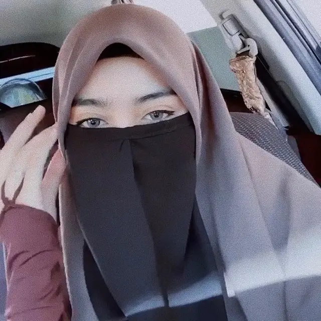 Tersebar Foto Tanpa Hijab, Ini 6 Potret Serell Thalib Istri Taqy Malik Pakai Cadar