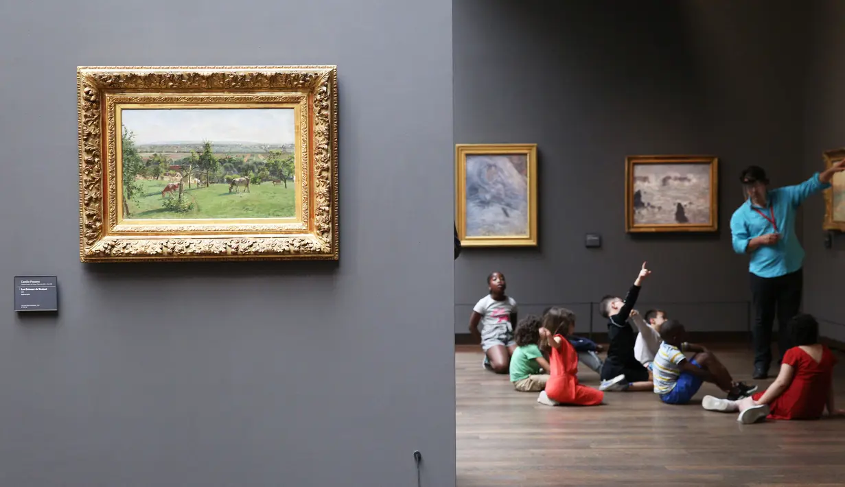 Sejumlah anak mengamati karya seni di Musee d'Orsay saat di Paris, Prancis (23/6/2020). Musee d'Orsay (Museum Orsay) pada Selasa (23/6) kembali dibuka, seiring Prancis memasuki fase pelonggaran baru dengan lebih banyak lagi kebijakan untuk melonggarkan lockdown coronavirus. (Xinhua/Gao Jing)