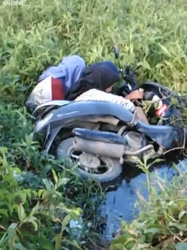 Viral, Diduga Kehilangan Keseimbangan Ketiga Wanita Ini Jatuh Ke Sawah