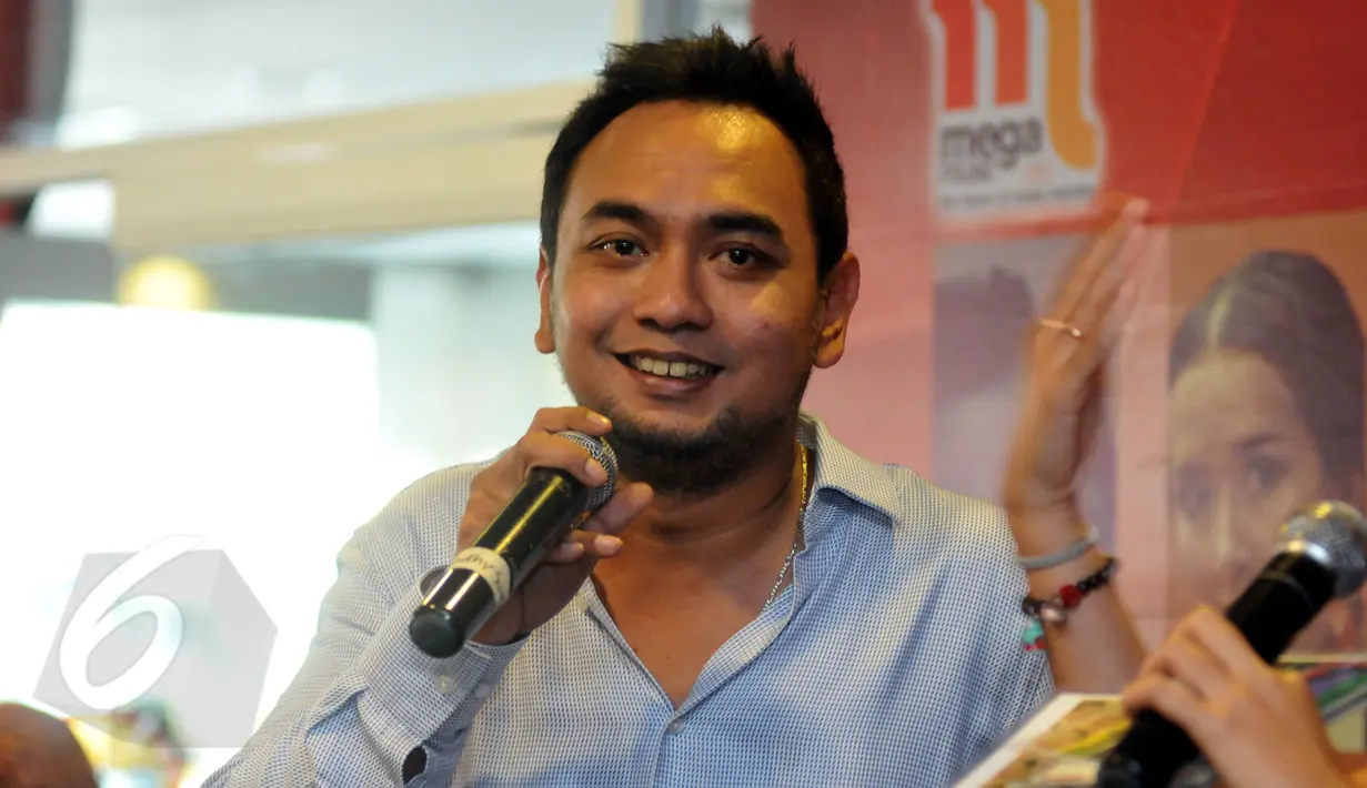 Musisi Bebi Romeo ketika peluncuran album bertajuk Signature Bebi Romeo di Jakarta, Rabu (3/5/2015). Bebi melakukan kolaborasi dengan penyanyi atas Indonesia dalam menggarap album terbarunya. (Liputan6.com/Panji Diksana)